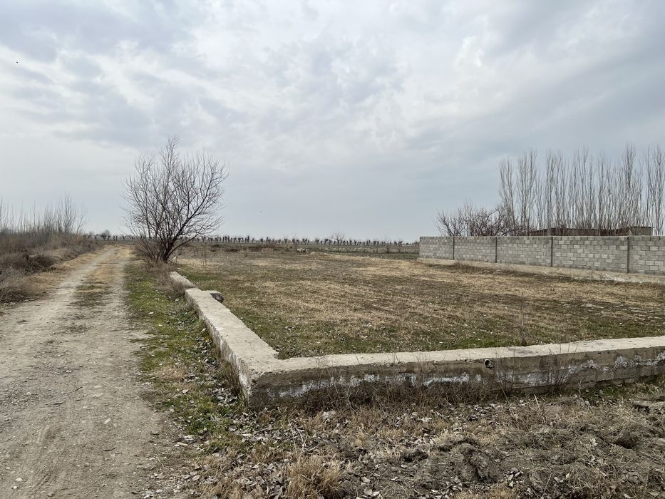 yer uchatkasi maydoni 12 sotix uy joy sotiladi