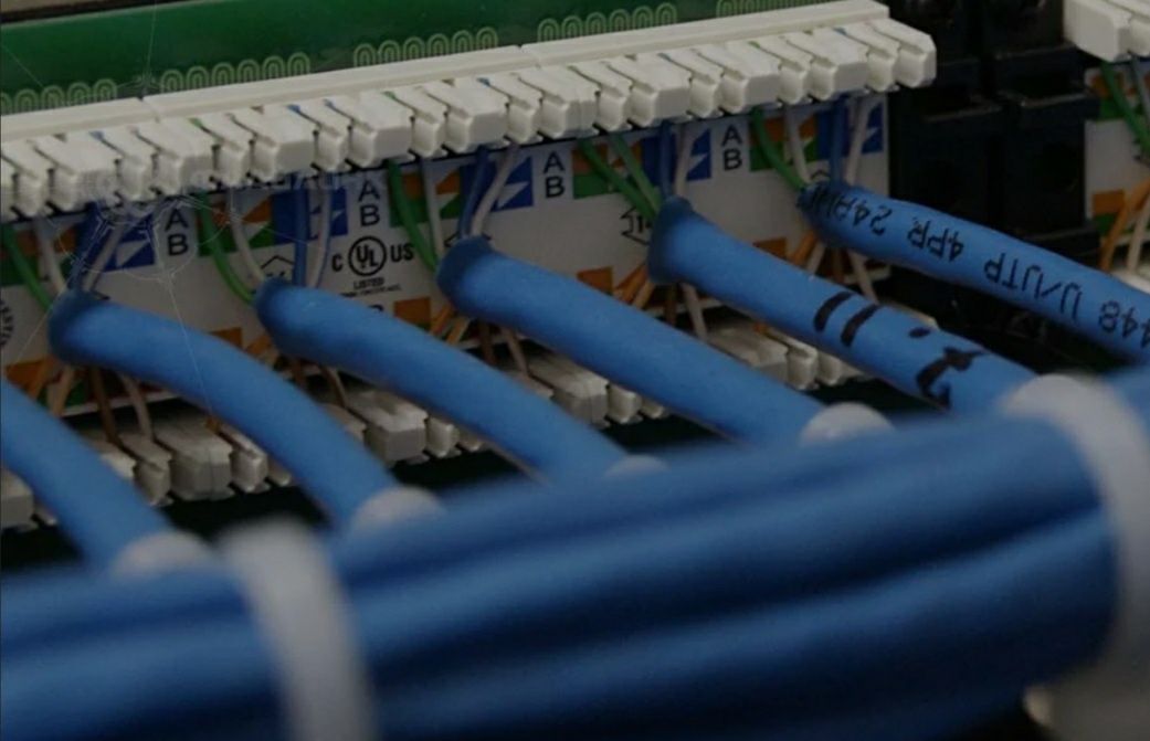 Кабельные адреса. Расключение rj45 и патч панели. Патч панель rg45 Legrand. Патч панель rj45. Расключение UTP кабеля в патч-панели.