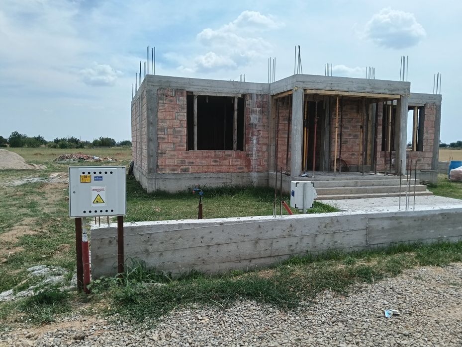 Casa la roșu   in constructie Blejoi .Loturi teren intravilan.