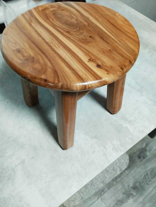 продам табуретки из чистого дерева.