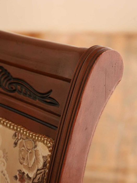 Yaxshi holatdagi mebel. Stol stullari bilan