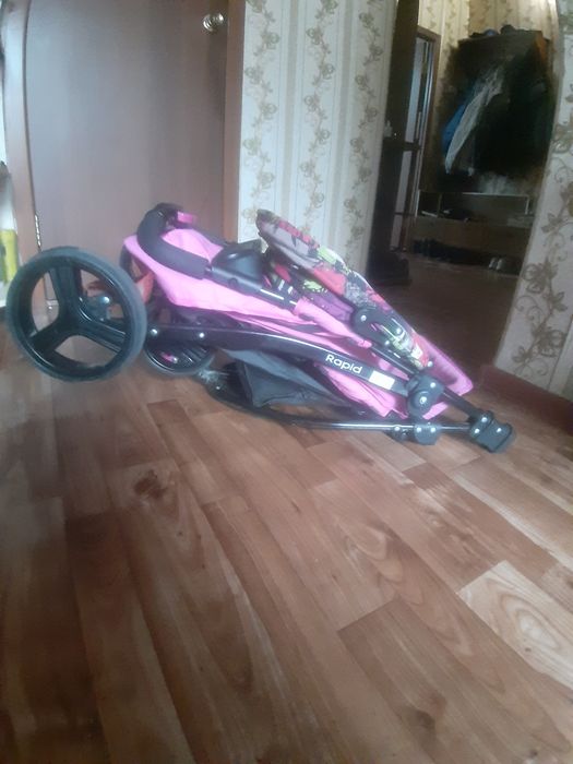 Детская прогулочная коляска