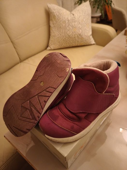 Продавам зимни момичешки обувки.