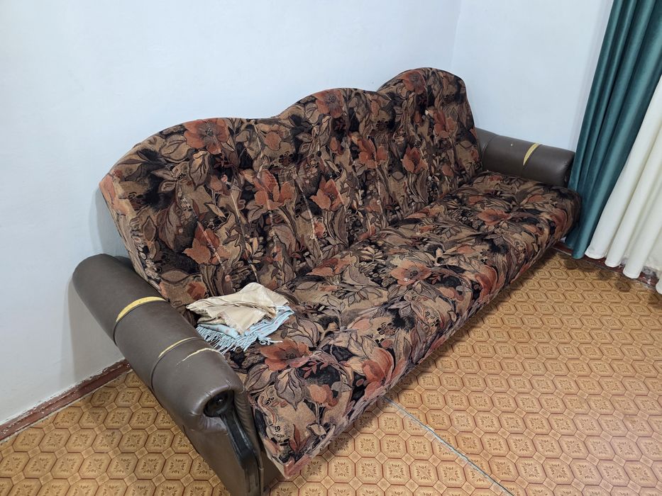 Отдам даром б/у диван с креслами