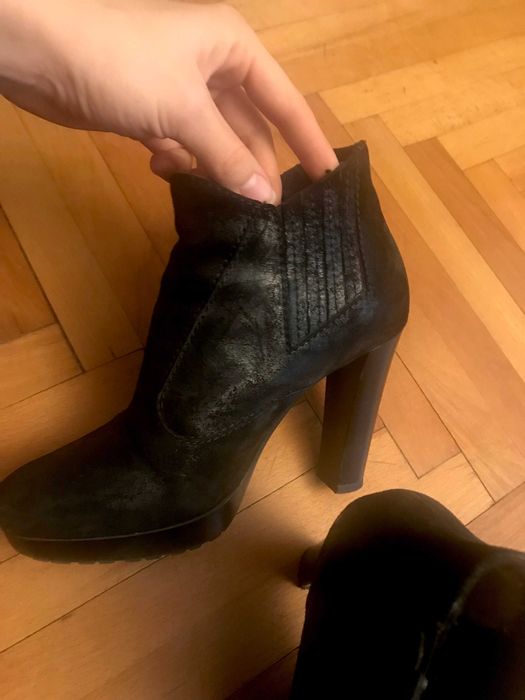 Vând botine din piele întoarsă cerată