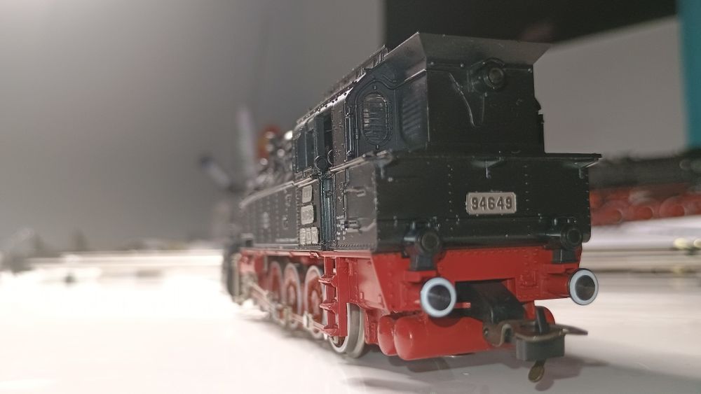 Locomotiva CFR 94.649 cu aburi, machetă trenuleț electric vagoane HO