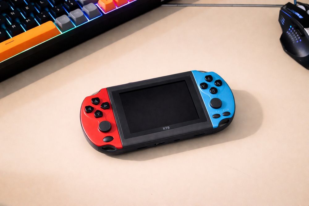 Consolă portabilă cu 1000 jocuri retro