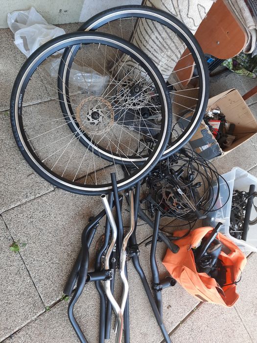 Roți de 28  cu frană pe disc jențile capsate cu cauciucuri bune