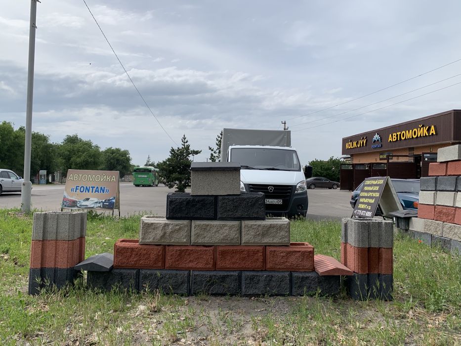 Рванные кирпичи, Брусчатка