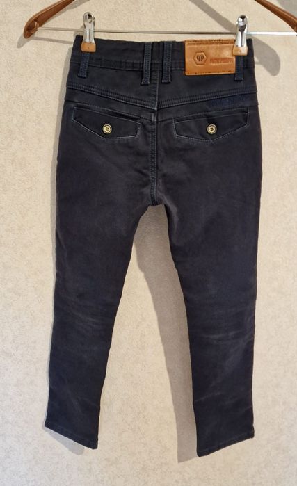 Джинсовые брюки голубого и черного цвета