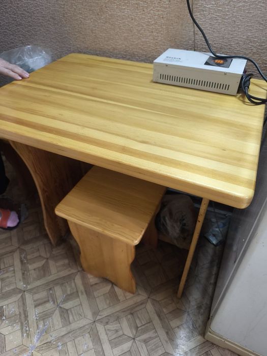 Продается стол и стулья