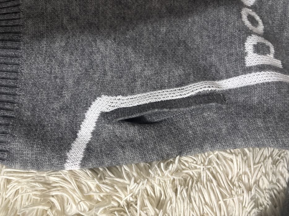 Серый свитер на замке