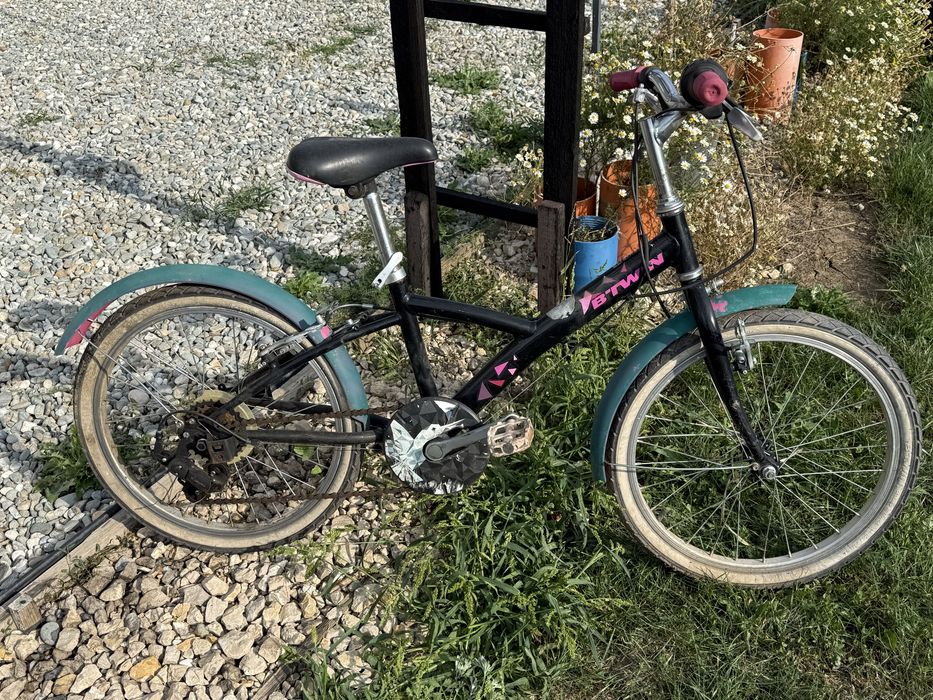 B'Twin ).  Roți de 20 inch (potrivită pentru copii cu vârsta între 6 și 9 ani