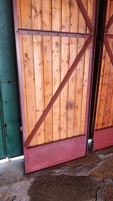 Продавам двукрила плътна врата от винкел, ламарина и чамова ламперия