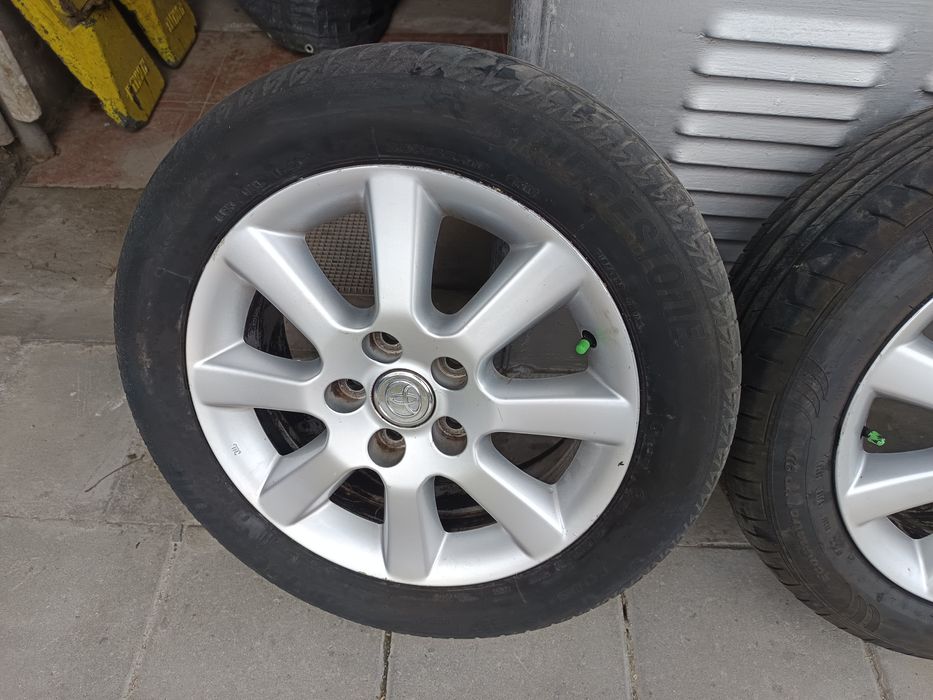 16 5x114.3 Toyota с летни гуми 205 55  и гайки