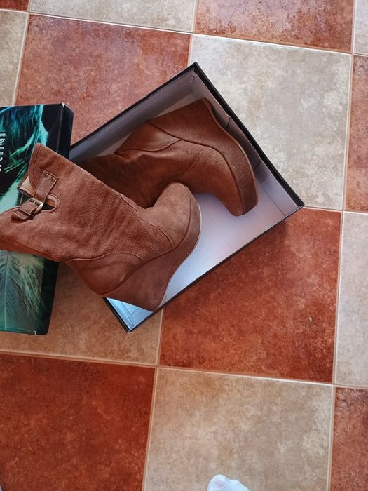 Боти и ботуши от естествена кожа и велур