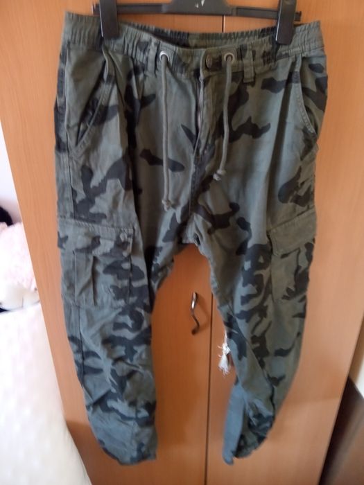 Pantaloni cargo Urban Classics mărimea 34,ghete piele Vans mărimea 46