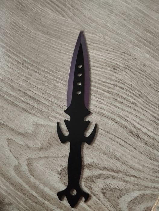 Briceag+ cutit de aruncat in copaci