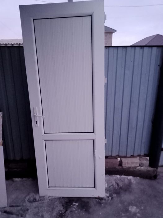 Продам б/у пластиковые входные двери, стеклопакеты, форточки