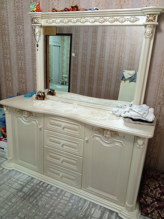 Srochna mebel sotiladi