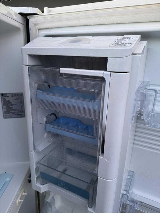 Vând combină frigorifică LG GR-B652YVSK – capacitate mare, cu dispozitiv gheață