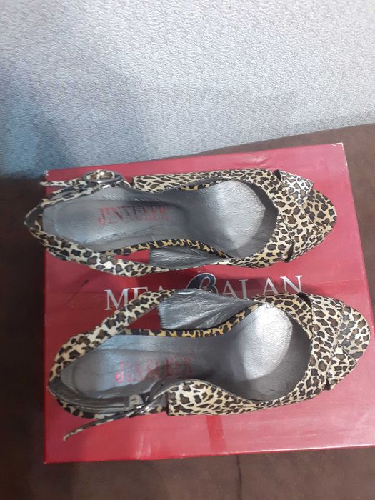 Босоножки с леопардовым принтом