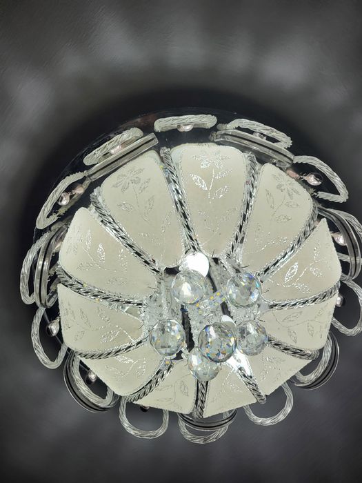 Люстра сатамын сынық жері жоқ