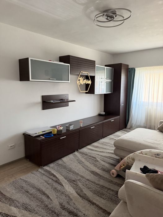 Inchiriez apartament 4 camere zona centrala ! Dispune de centrala proprie 2 locuri de parcare boxa foarte mare. Este situat la parter.