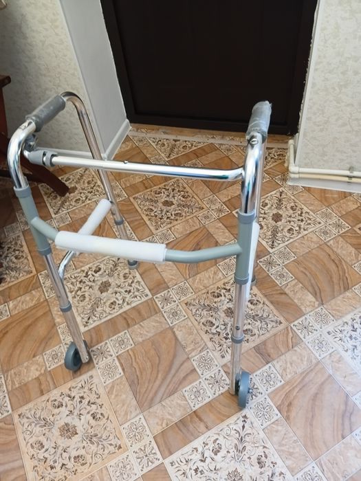 Ходунки новые с колесиками