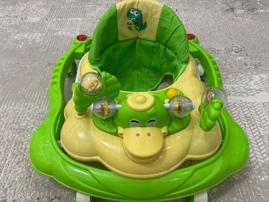 Ходунок с музыкальными игрушками