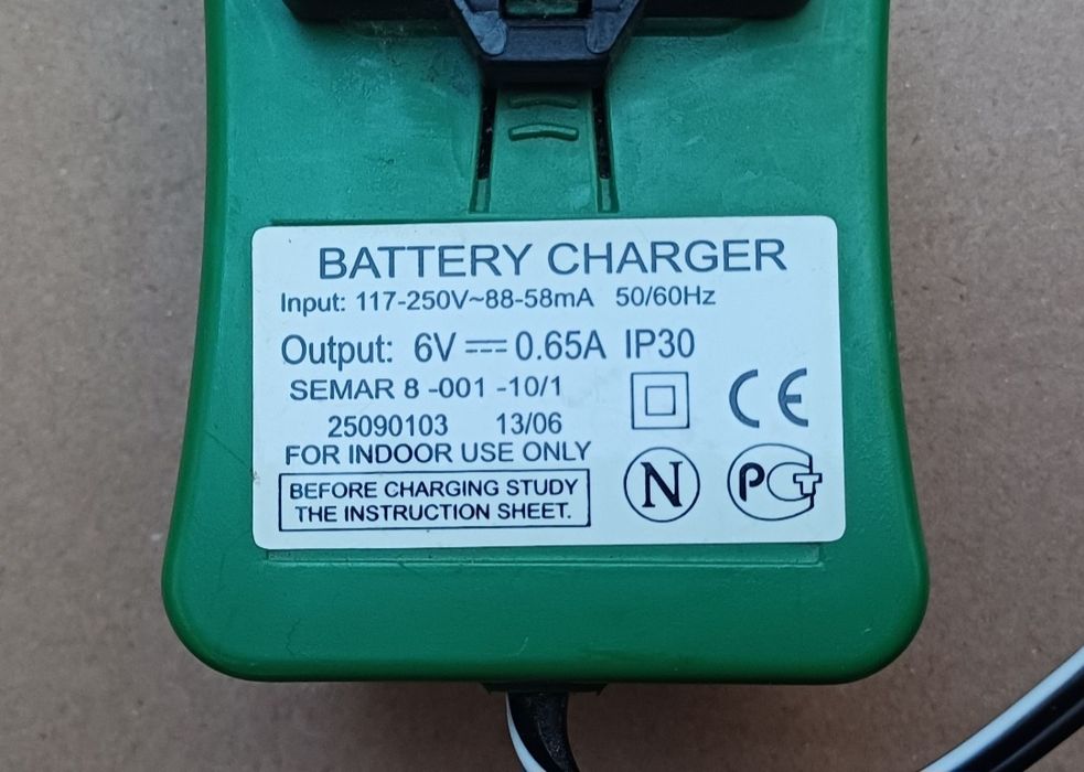 Incarcator baterii PEG PEREGO plumb acid 6v pentru masini copii. 
Este