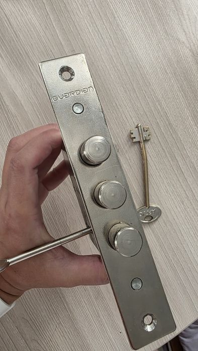 Замок врезной на дверь