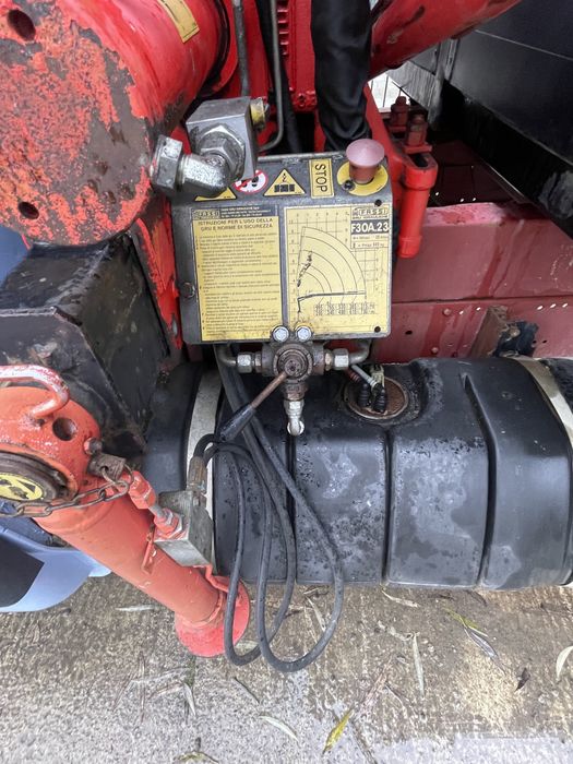 Camioneta basculanta cu macara