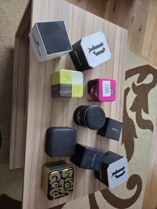 Vând lot cutii diferite