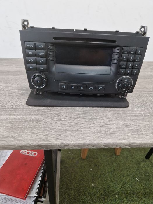Vand  radio cd pentru mercedes c 2.2 din 2006 perfect functional