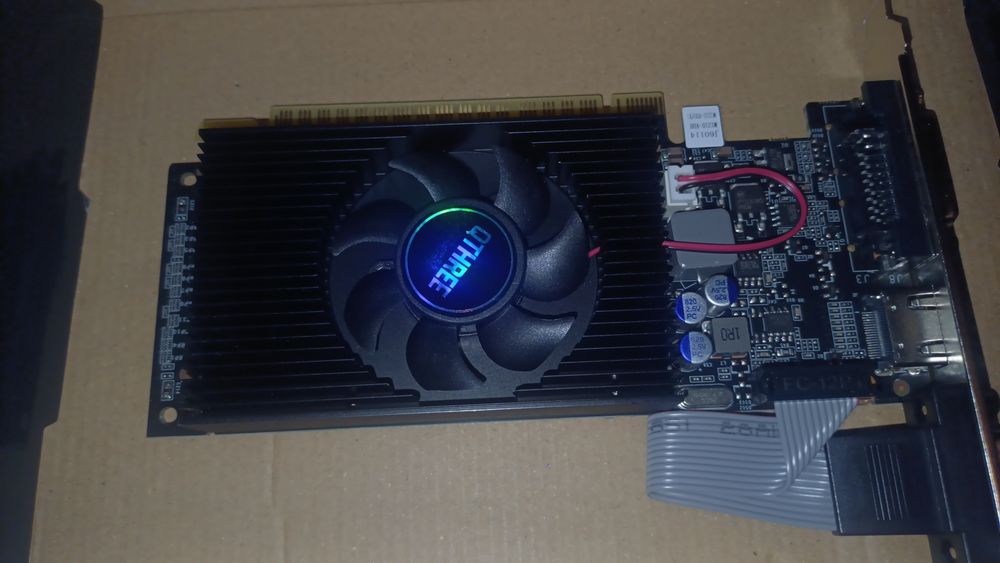 NVIDIA GeForce GT 210 с 1GB DDR3 памет и 64-битова шина.