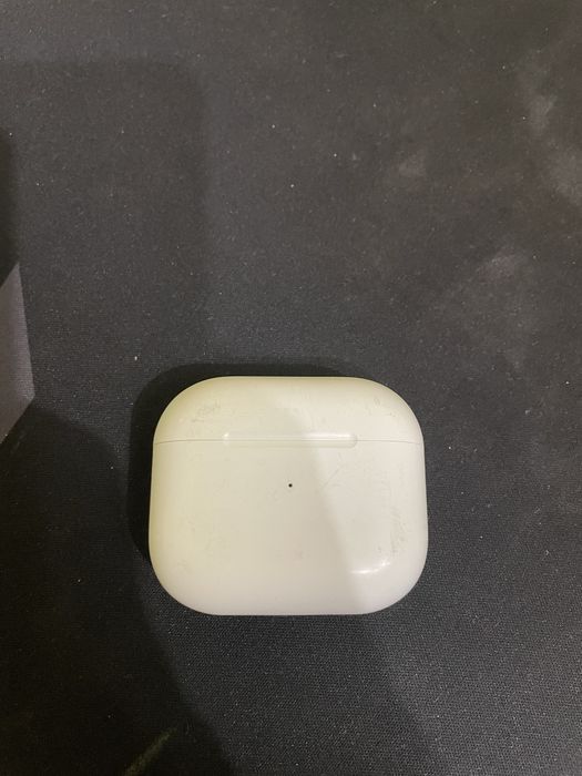 Fake Airpods 3 - леки драскотини