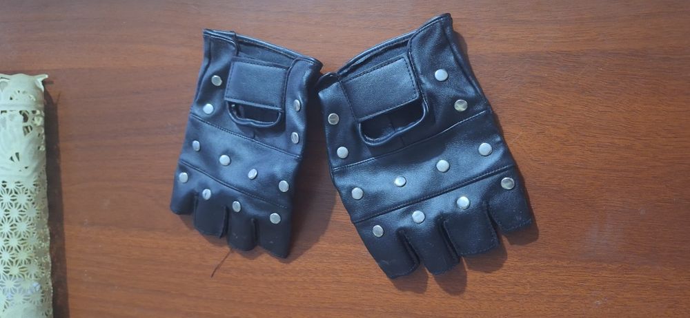 Перчатки из кожзама