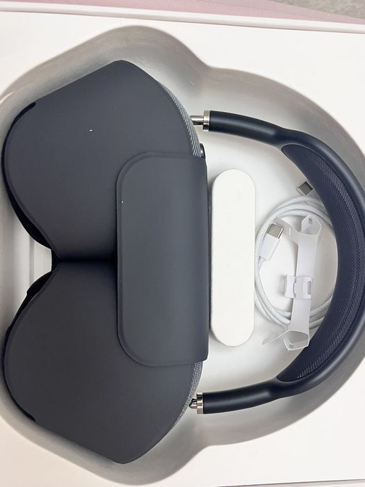 AirPods Max with Smart Case