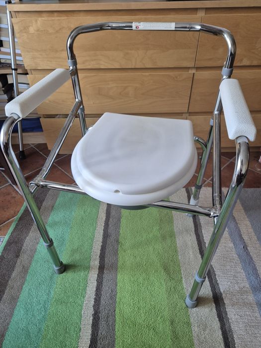 Scaun cu toaleta pt persoane cu dizabilitati
