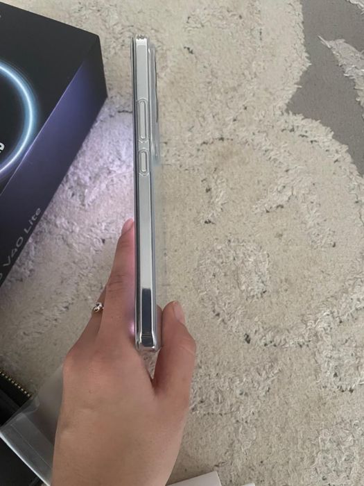 Продам Vivo v40 Lite