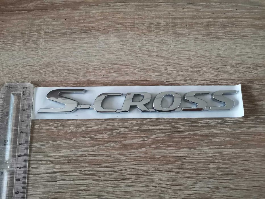 сребрист надпис Suzuki S-Cross