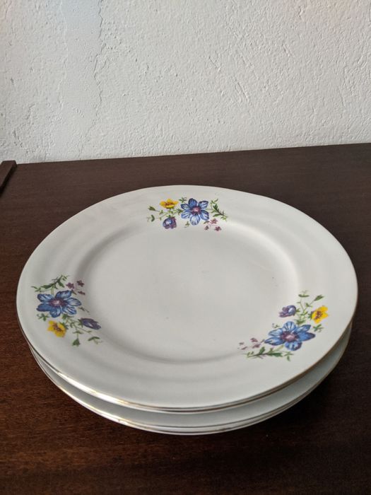 Стойка за бутилка за вино, чинии