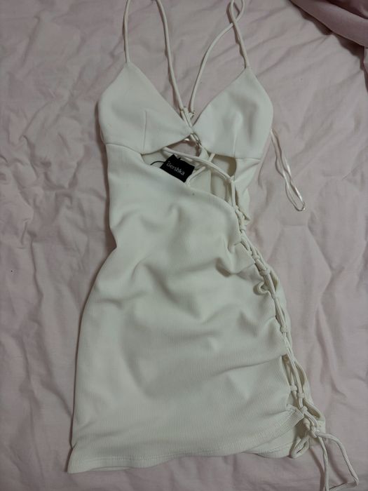 Бяла рокля Bershka