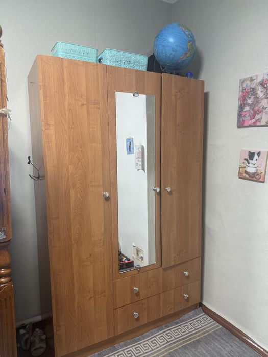Продам шкаф и стол.