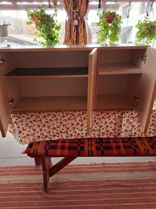 Vand copertina usa si un corp dulap hol