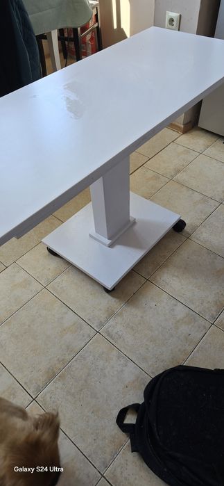 Продавам маса бял мат