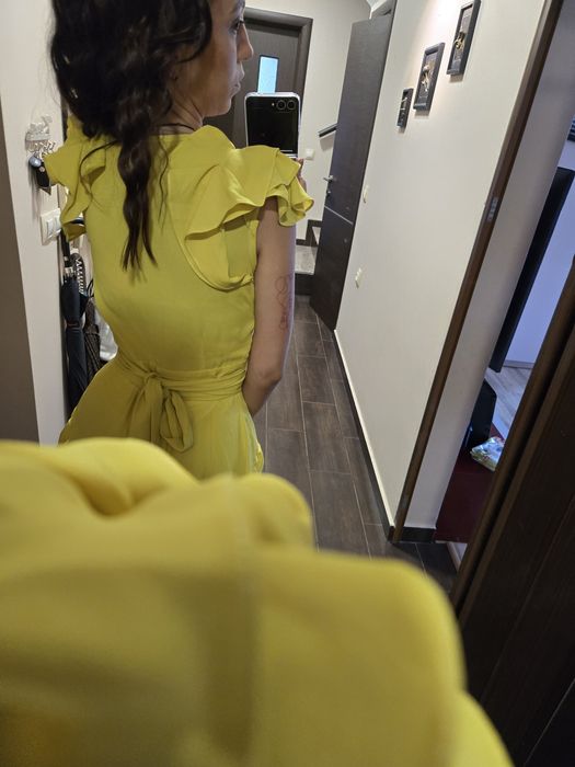 Рокля AVIN в жълт цвят