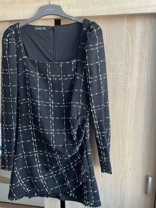 Черна рокля букле