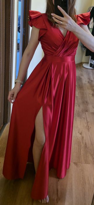 Rochie lungă de ocazie satinată The Perfect „Little Red Dress” (Mărimea S/M)